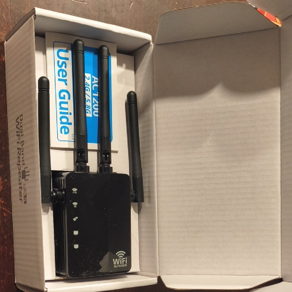 Dual Band Black WiFi Repeater